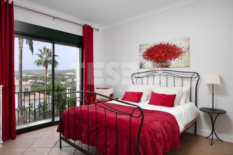 4 Schlafzimmer Villa in Sotogrande Alto, die Andalucian Eleganz und Komfort verkörpert.