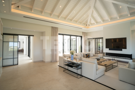 Exclusive luxury villa in La Reserva, Sotogrande, with panoramic views and premium equipment