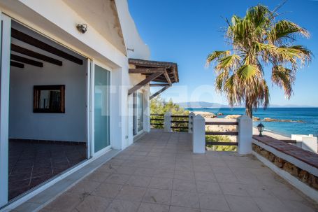 Villa de prestige en première ligne de plage à Chullera, Manilva