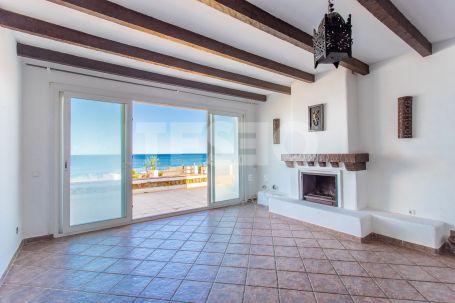 Villa de prestige en première ligne de plage à Chullera, Manilva
