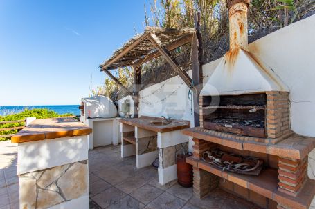 Villa de prestige en première ligne de plage à Chullera, Manilva