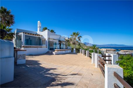 Villa de prestige en première ligne de plage à Chullera, Manilva