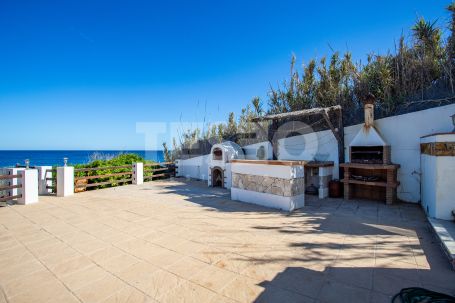 Villa de prestige en première ligne de plage à Chullera, Manilva