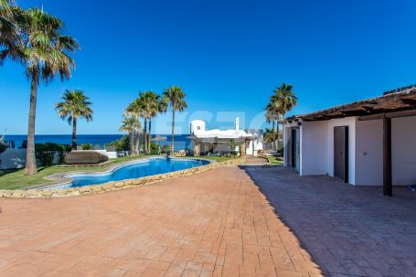 Villa de prestige en première ligne de plage à Chullera, Manilva