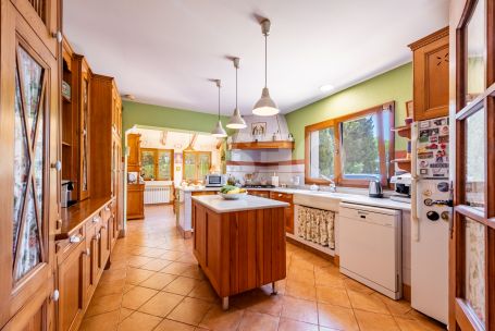 Exclusive villa in Zona F, Sotogrande Alto with private pool and spacious views