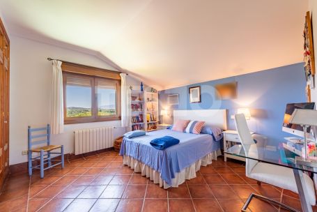 Exclusive villa in Zona F, Sotogrande Alto with private pool and spacious views