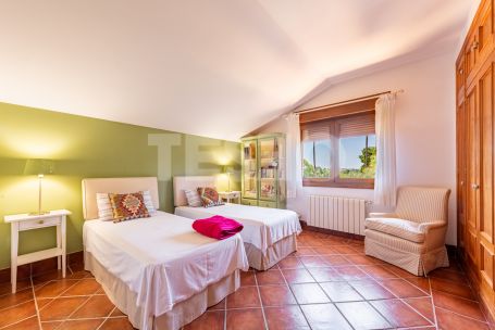 Exclusive villa in Zona F, Sotogrande Alto with private pool and spacious views