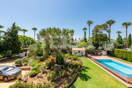 Exclusive villa in Zona F, Sotogrande Alto with private pool and spacious views