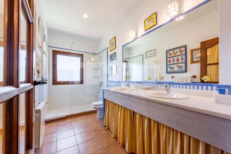 Exclusive villa in Zona F, Sotogrande Alto with private pool and spacious views