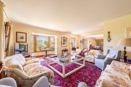 Exclusive villa in Zona F, Sotogrande Alto with private pool and spacious views