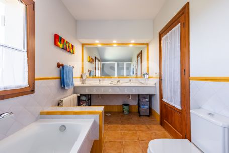 Exclusive villa in Zona F, Sotogrande Alto with private pool and spacious views