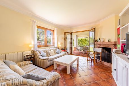 Exclusive villa in Zona F, Sotogrande Alto with private pool and spacious views