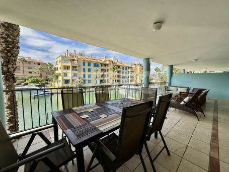 Gran apartamento en la exclusiva urbanización Isla Carey, en la Marina de Sotogrande.