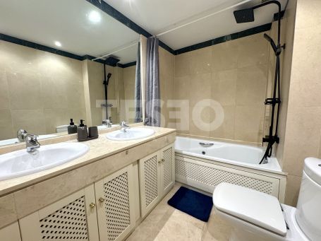 Gran apartamento en la exclusiva urbanización Isla Carey, en la Marina de Sotogrande.