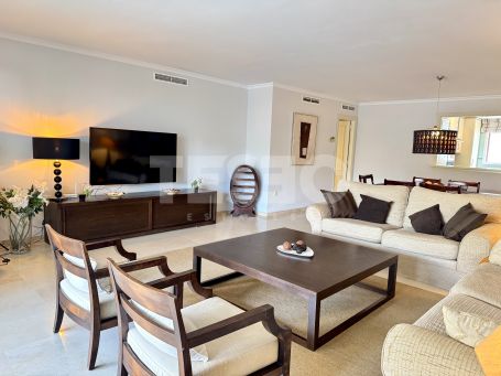 Gran apartamento en la exclusiva urbanización Isla Carey, en la Marina de Sotogrande.