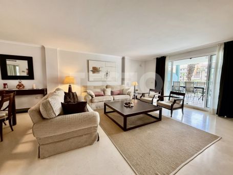 Gran apartamento en la exclusiva urbanización Isla Carey, en la Marina de Sotogrande.