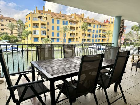Gran apartamento en la exclusiva urbanización Isla Carey, en la Marina de Sotogrande.