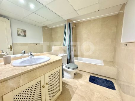 Gran apartamento en la exclusiva urbanización Isla Carey, en la Marina de Sotogrande.