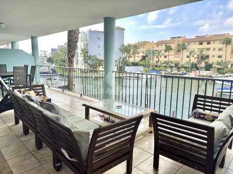 Gran apartamento en la exclusiva urbanización Isla Carey, en la Marina de Sotogrande.