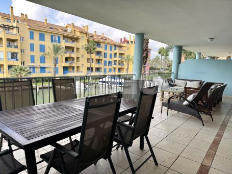 Gran apartamento en la exclusiva urbanización Isla Carey, en la Marina de Sotogrande.