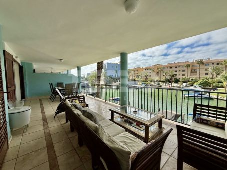 Gran apartamento en la exclusiva urbanización Isla Carey, en la Marina de Sotogrande.