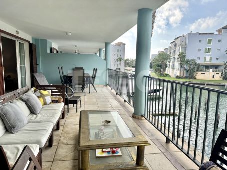 Gran apartamento en la exclusiva urbanización Isla Carey, en la Marina de Sotogrande.