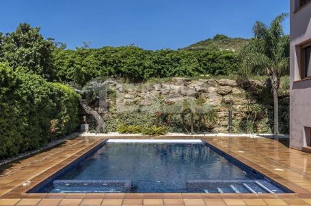 Exclusiva Villa con vistas panorámicas al mar en Alcaidesa.