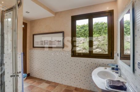 Exclusiva Villa con vistas panorámicas al mar en Alcaidesa.