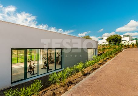 Gran bajo con jardín privado en Senda Chica, La Reserva de Sotogrande