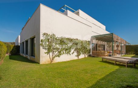 Gran bajo con jardín privado en Senda Chica, La Reserva de Sotogrande