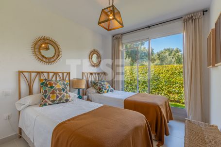 Gran bajo con jardín privado en Senda Chica, La Reserva de Sotogrande