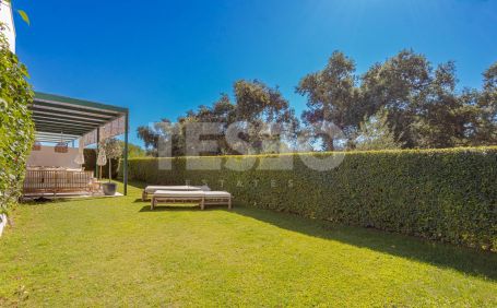 Gran bajo con jardín privado en Senda Chica, La Reserva de Sotogrande