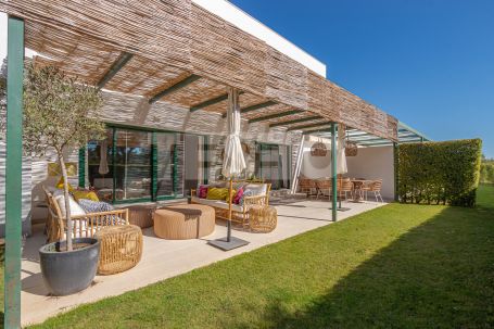 Gran bajo con jardín privado en Senda Chica, La Reserva de Sotogrande