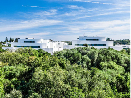 Gran bajo con jardín privado en Senda Chica, La Reserva de Sotogrande