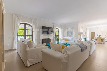 Villa à louer en Reyes y Reinas, Sotogrande Costa