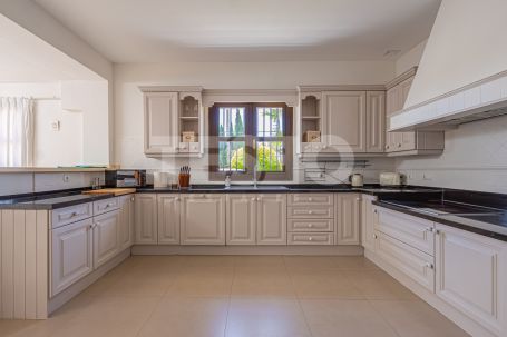 Villa à louer en Reyes y Reinas, Sotogrande Costa