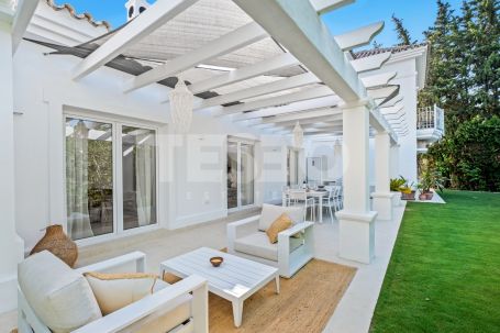 Beautiful 5 bedroom villa in the exclusive Zone B of Sotogrande Costa.