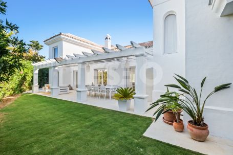Beautiful 5 bedroom villa in the exclusive Zone B of Sotogrande Costa.