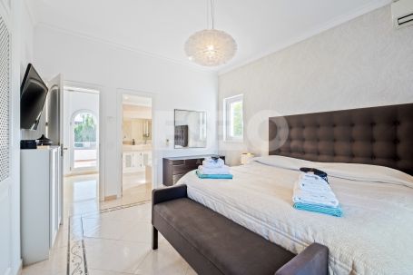 Beautiful 5 bedroom villa in the exclusive Zone B of Sotogrande Costa.