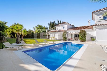 Beautiful 5 bedroom villa in the exclusive Zone B of Sotogrande Costa.