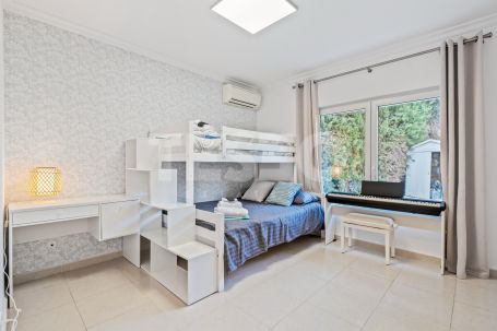Beautiful 5 bedroom villa in the exclusive Zone B of Sotogrande Costa.