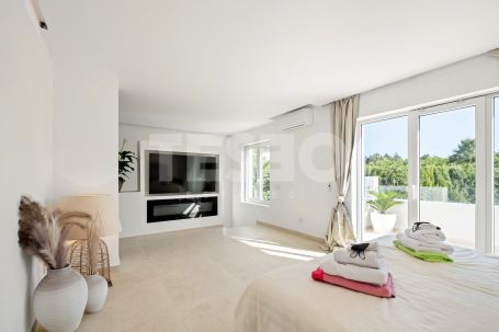Beautiful 5 bedroom villa in the exclusive Zone B of Sotogrande Costa.