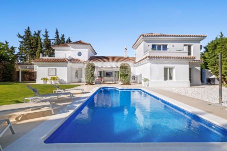 Beautiful 5 bedroom villa in the exclusive Zone B of Sotogrande Costa.
