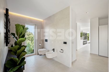 Beautiful 5 bedroom villa in the exclusive Zone B of Sotogrande Costa.