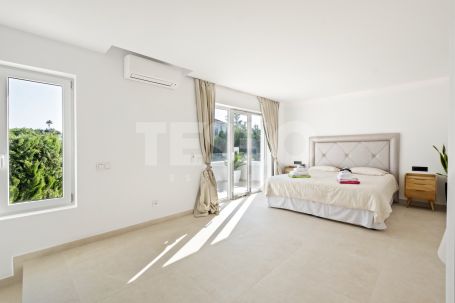 Beautiful 5 bedroom villa in the exclusive Zone B of Sotogrande Costa.