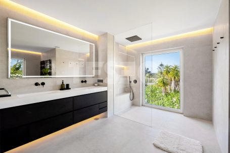 Beautiful 5 bedroom villa in the exclusive Zone B of Sotogrande Costa.