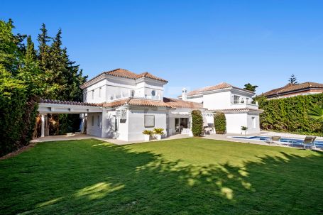 Beautiful 5 bedroom villa in the exclusive Zone B of Sotogrande Costa.