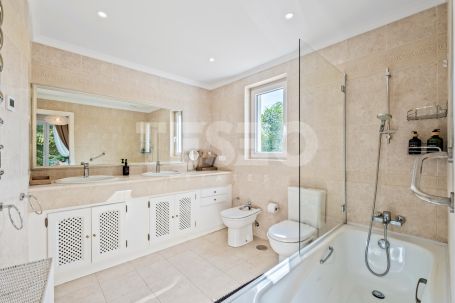 Beautiful 5 bedroom villa in the exclusive Zone B of Sotogrande Costa.