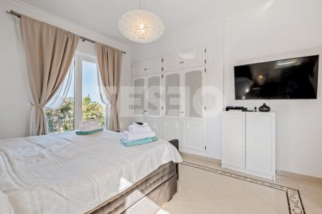 Beautiful 5 bedroom villa in the exclusive Zone B of Sotogrande Costa.
