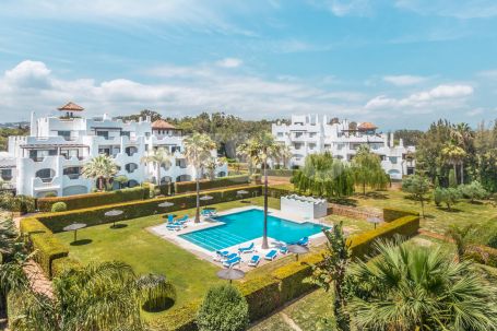 ESPECTACULAR SEMIATICO DE 3 DORMITORIOS EN EL POLO DE SOTOGRANDE